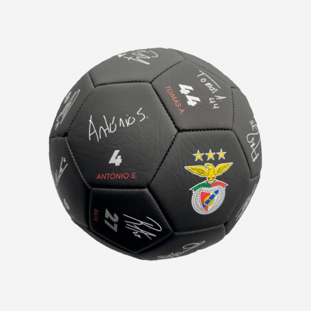 Autographed SL Benfica ball