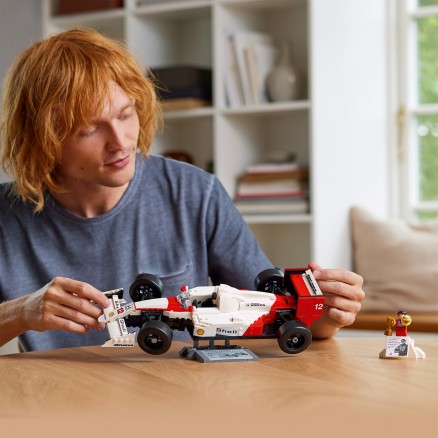 LEGO 10330 - McLaren MP4/4 and Ayrton Senna LEGO 10330 - McLaren MP4/4 and Ayrton Senna